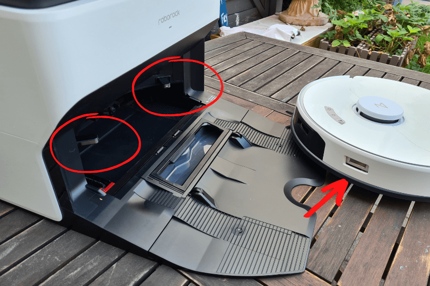 Charging points of the Roborock S7 Pro and the Ultra Station are shown.  Image description: None